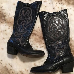 Women’s Ariat Western boots with zipper
